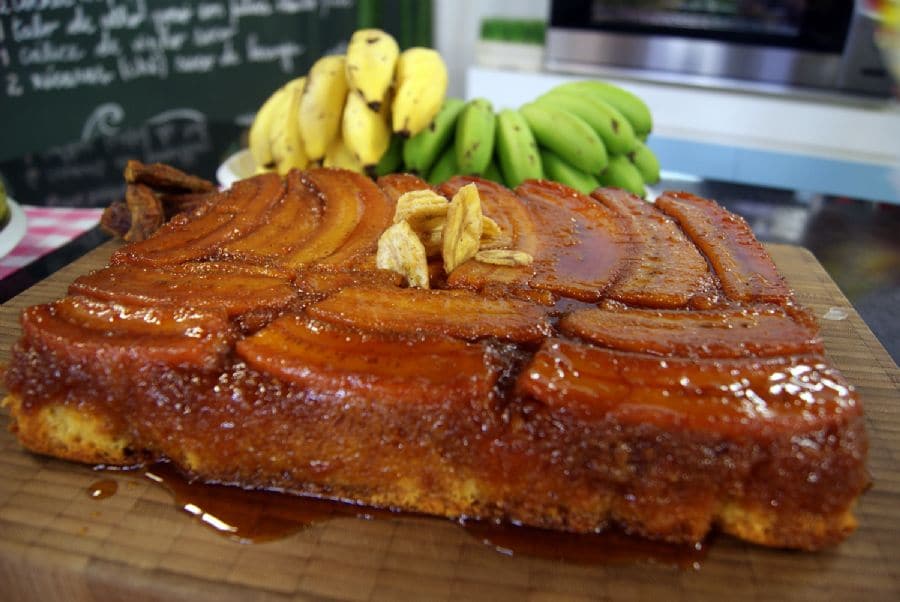 Bolo de Fubá com Banana Caramelada