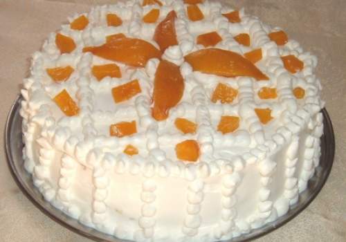 Bolo de Pêssego com Cobertura de Chantilly