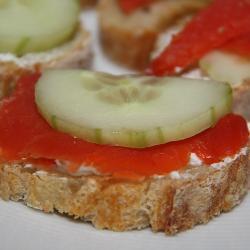 Canapé de Salmão Defumado e Pepino