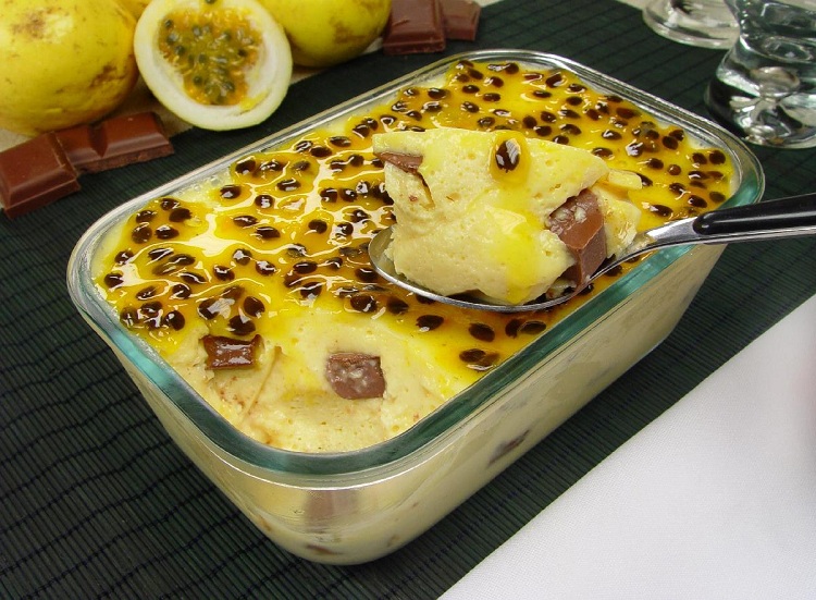 Mousse de Maracujá com Pedaços de Chocolate