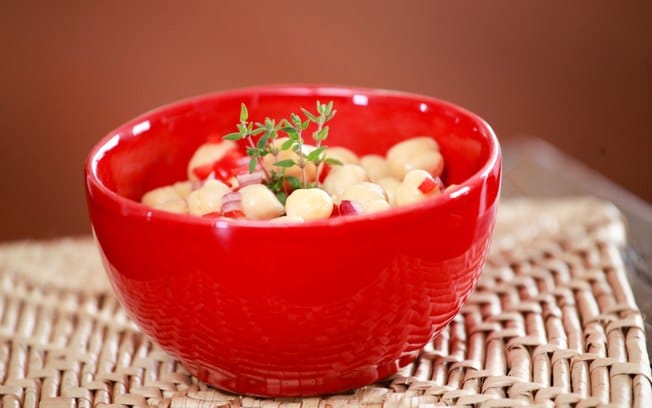 Salada de Grão-de-Bico com Vinagrete de Pimentão e Cebola-Roxa