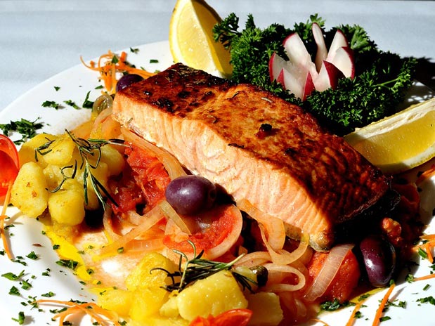 Salmão Assado com Cebolete e Tomate Concassé Salmão Assado com Cebolete e Tomate Concassé