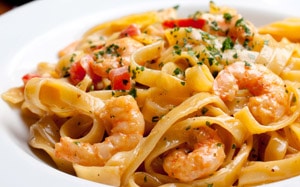 Tagliatelle com Camarão, Tomate e Espumante Tagliatelle com Camarão, Tomate e Espumante