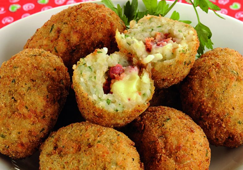 Bolinho de Arroz Recheado com Provolone e Tomate Seco