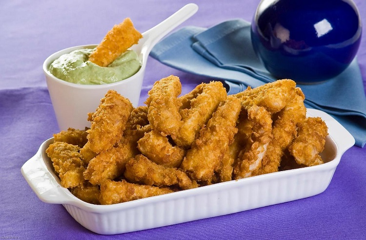 Isca Crocante de Peixe com Molho de Ervas