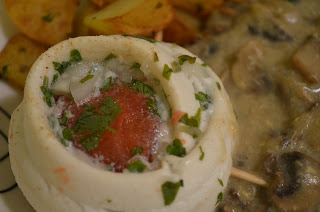 Peixe Enrolado no Tomate com Molho de Cogumelo