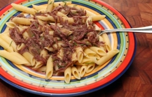 Penne com Carne-Seca e Vinho