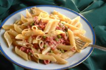 Penne com Linguiça, Ervilha e Queijo Cremoso