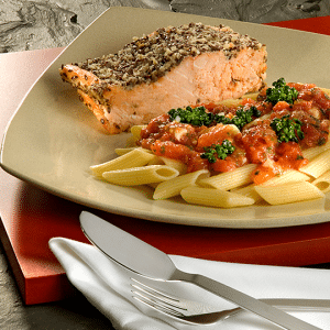 Penne com Salmão em Crosta com Castanha-do-Pará e Linhaça