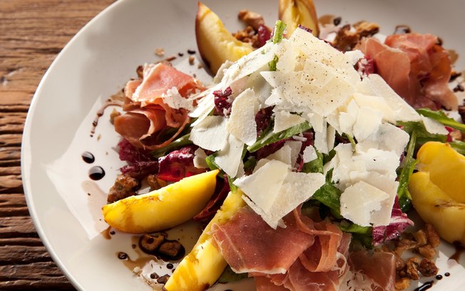Salada de Rúcula, Pêssego Fresco, Presunto Cru e Parmesão
