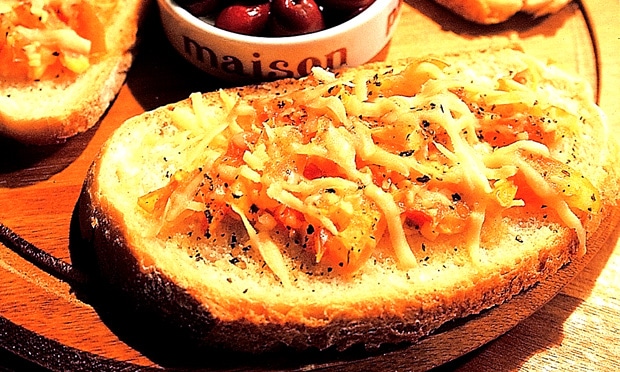 Torrada de Tomate e Manjericão Torrada de Tomate e Manjericão