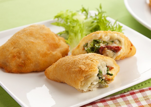 Risole de Escarola com Tomate Seco e Mussarela de Búfala