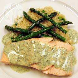 Salmão Pochê com Molho de Iogurte e Endro
