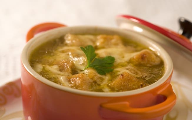 Sopa de Cebola Gratinada com Queijo Prato