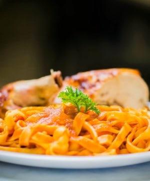 Talharim ao Sugo com Frango Assado