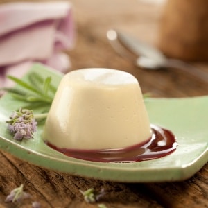Panna Cotta de Lavanda com Calda de Amora