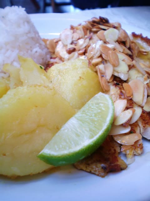 Linguado com Molho de Amêndoas e Batatas Coradas