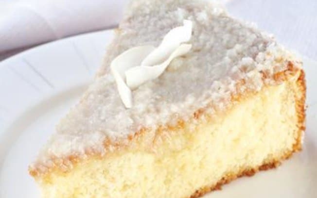 Bolo Gelado com Calda de Coco