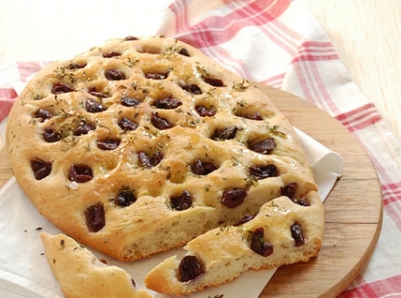 Focaccia de Azeitonas e Ervas Frescas