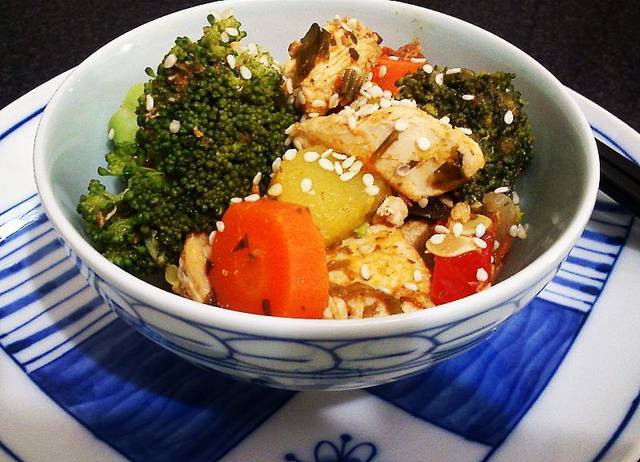 Frango com Legumes e Gergelim Frango com Legumes e Gergelim