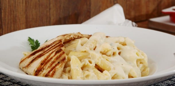 Penne aos Quatro Queijos com Frango ao Alecrim