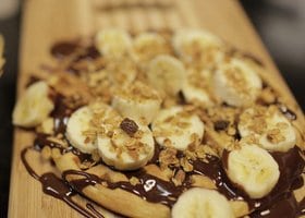 Waffle com Calda de Chocolate e Banana