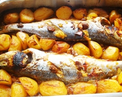 Robalo ao Forno Assado com Batatas