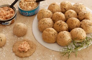 Bolinho de Pão Integral com Alecrim e Patês 