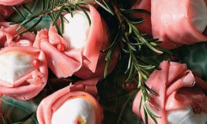 Flor de Mortadela Defumada e Muçarela 