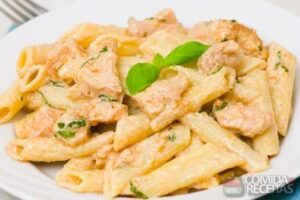 Penne ao Molho de Frango e Alho-Poró 