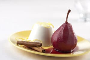 Pera ao Vinho com Flan de Queijo 