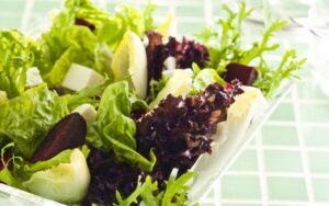 Salada de Beterraba com Queijo-de-Minas e Folhas Verdes 