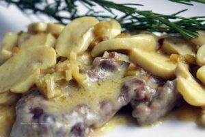 Escalope de Filé com Molho de Champignon 