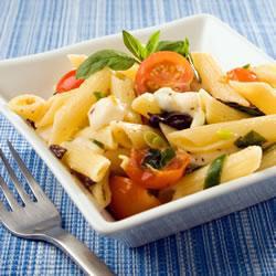 Salada de Macarrão com Tomate e Muçarela 