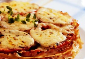 Gratinado de Panqueca com Queijo e Mortadela