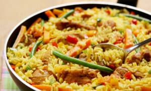 Paella de Frango e Legumes