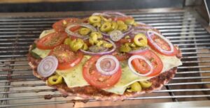 Pizza de Linguiça na Churrasqueira